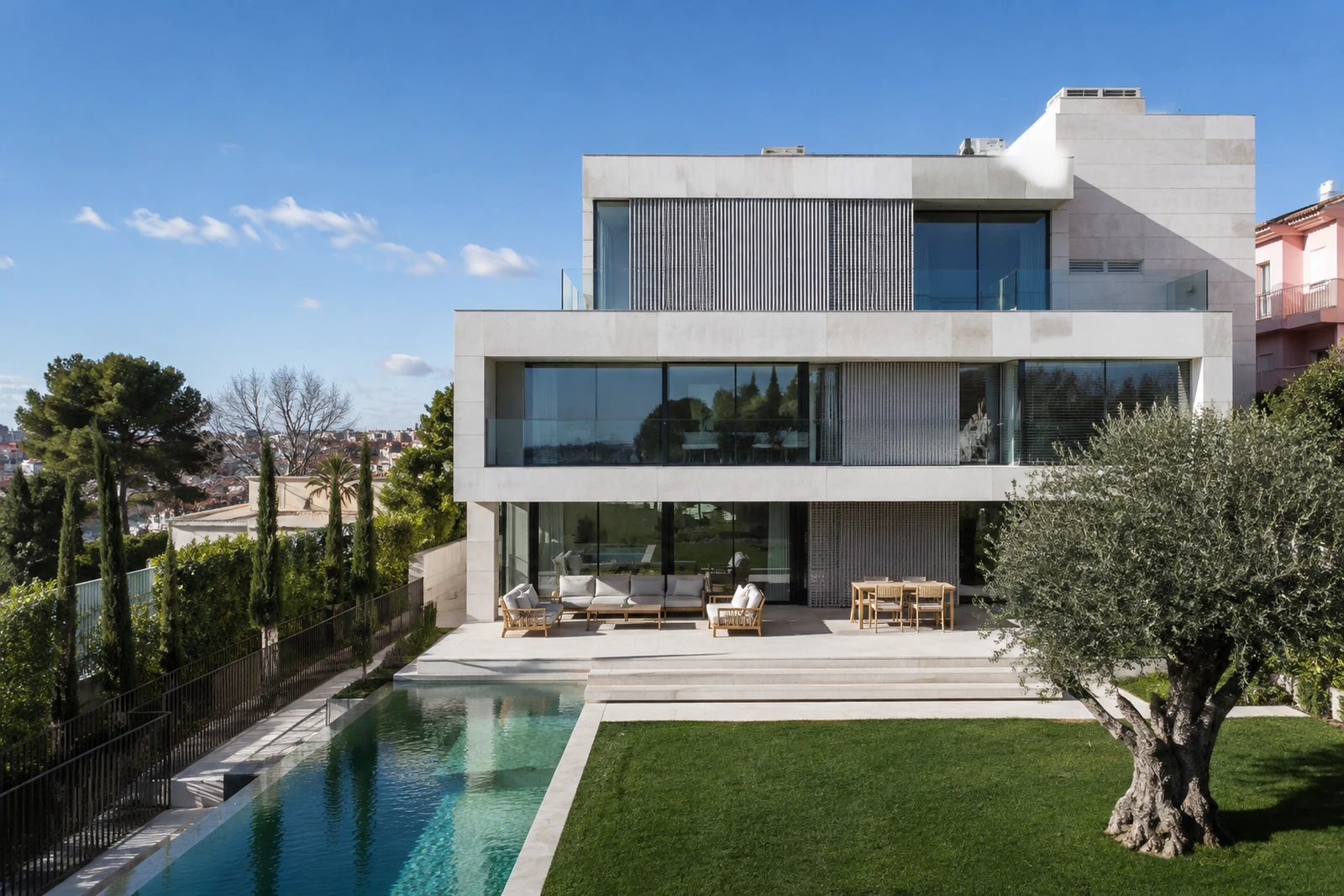 Vivenda contemporânea revestida a pedra, com amplos vãos envidraçados, piscina e jardim, Comporta